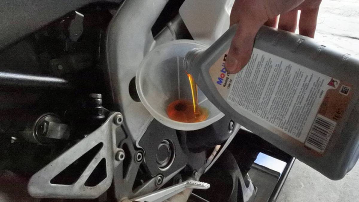 Cách thay dầu và lọc dầu đối với xe máy